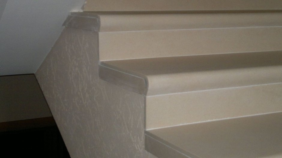 Лестничный плинтус из полиуретана