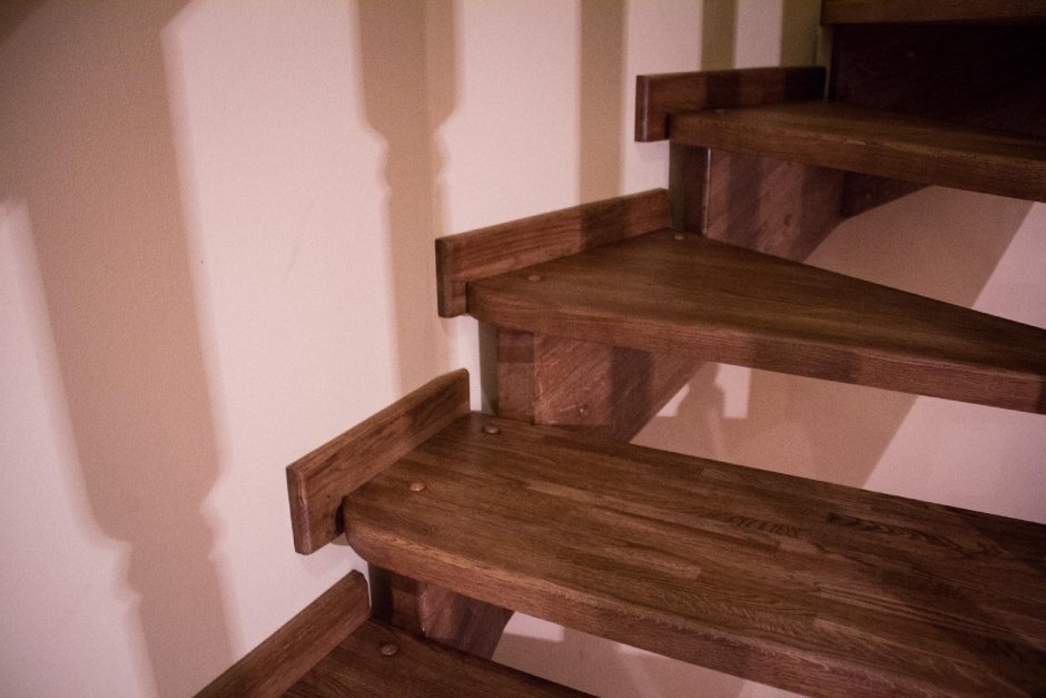 Плинтус для лестницы деревянный