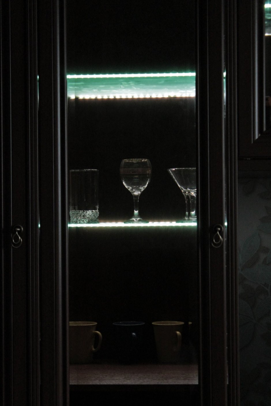 Стеклянный шкаф с подсветкой