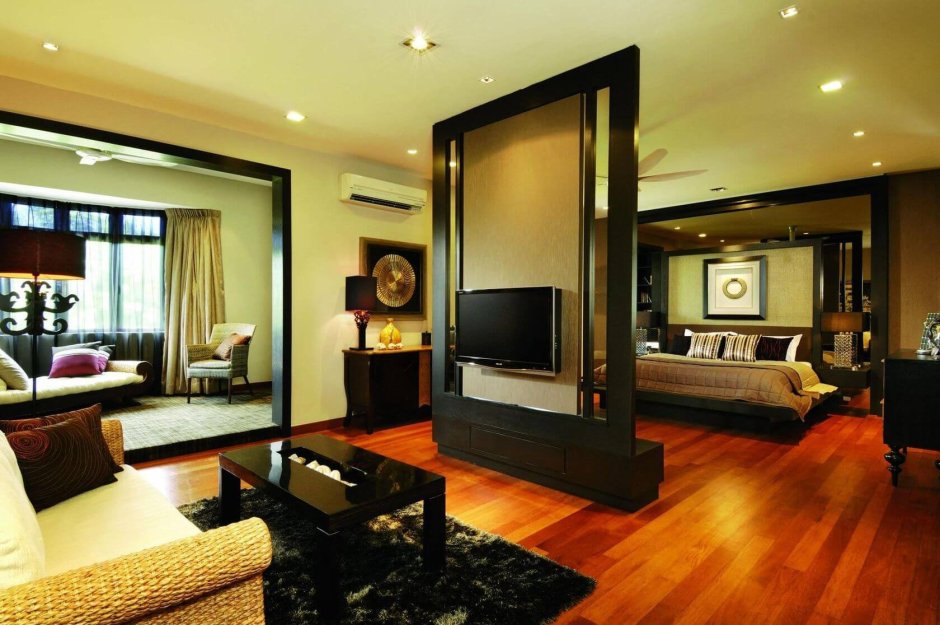 Телевизор в центре гостиной