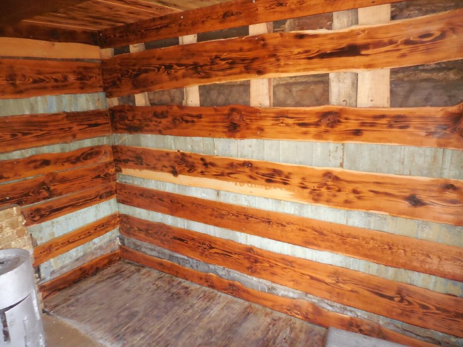 Стена из необрезной доски