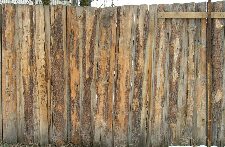 Забор из старых досок