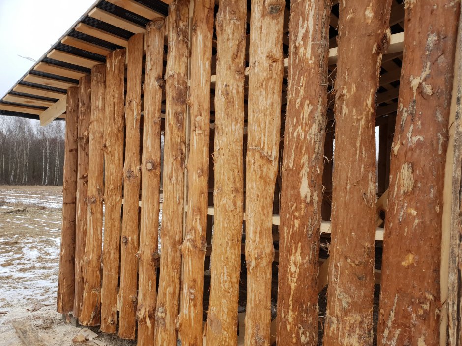 Забор из необрезной доски вертикальный