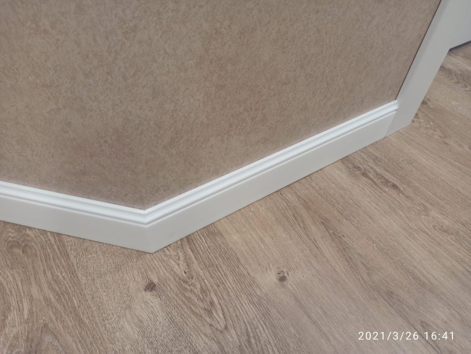 Гибкий плинтус для пола в Леруа Мерлен