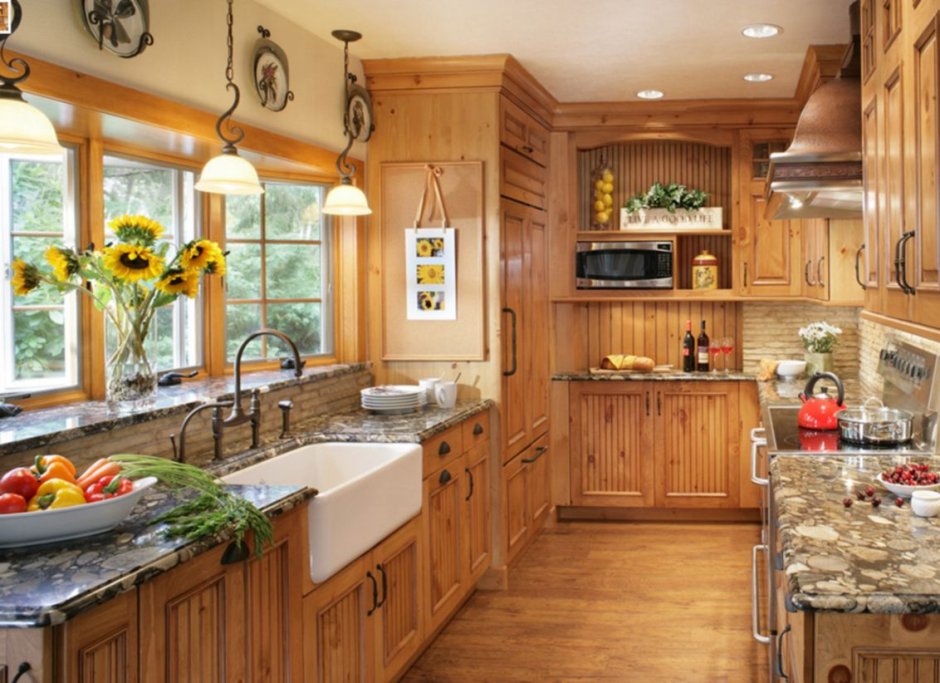 Узкая кухня в деревянном доме