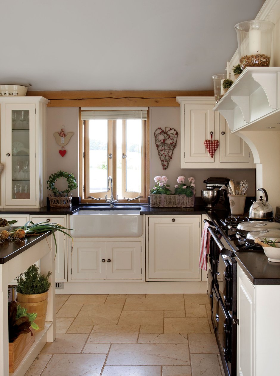 Кухня в своем доме с окном