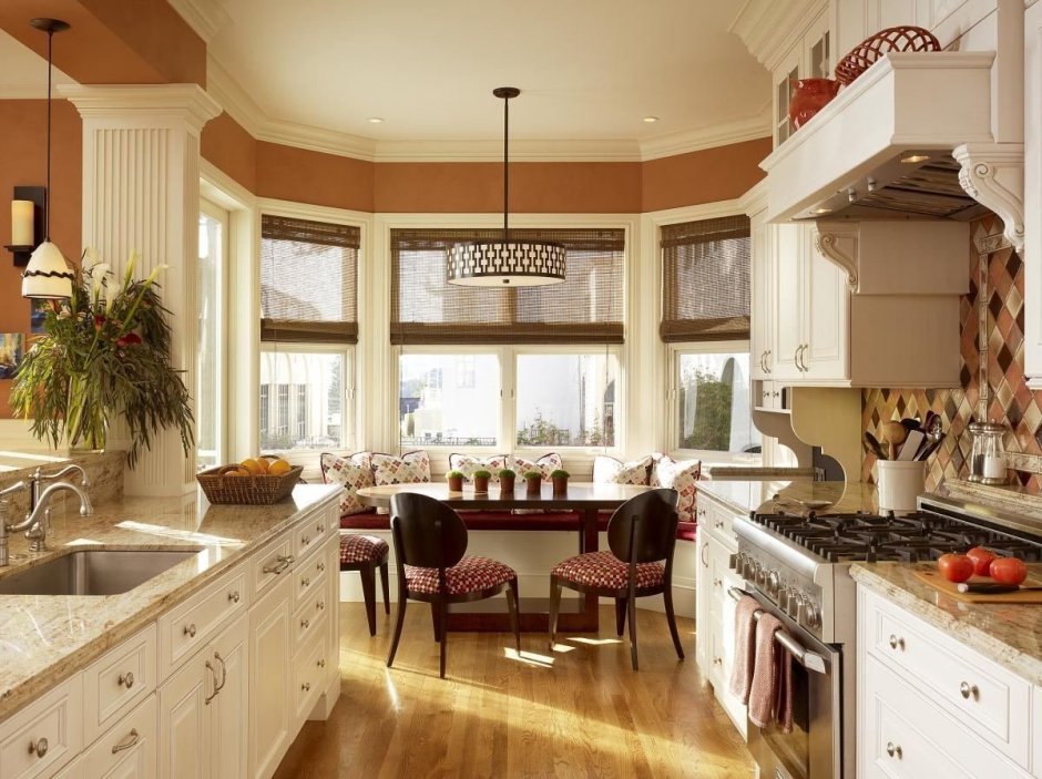 Кухня с эркером в частном доме