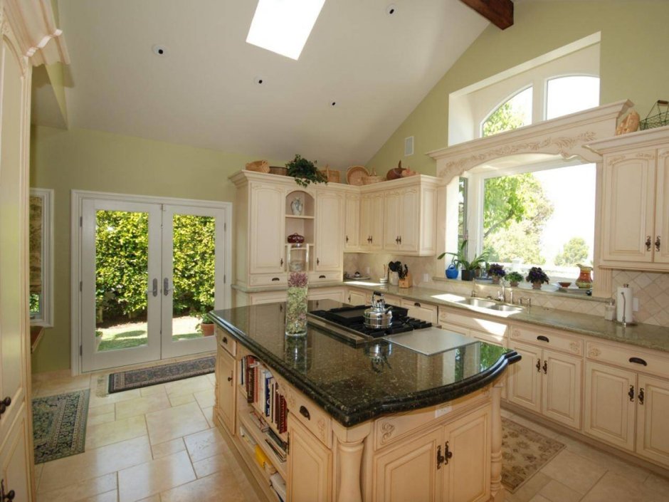 Кухня в коттедже с окном