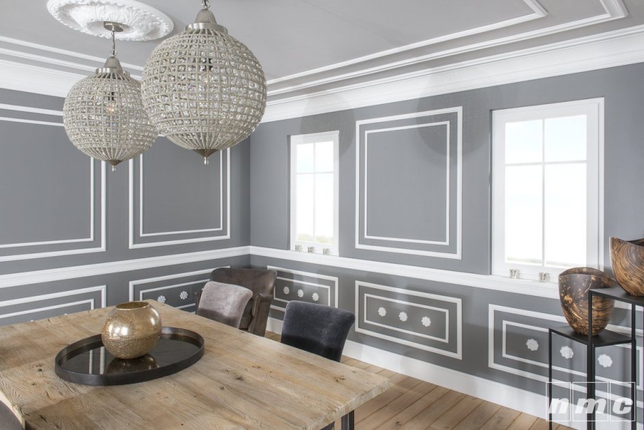 Темный потолочный плинтус в интерьере