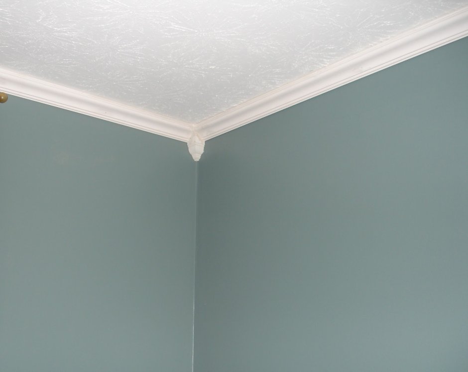 Потолочный плинтус в цвет стен