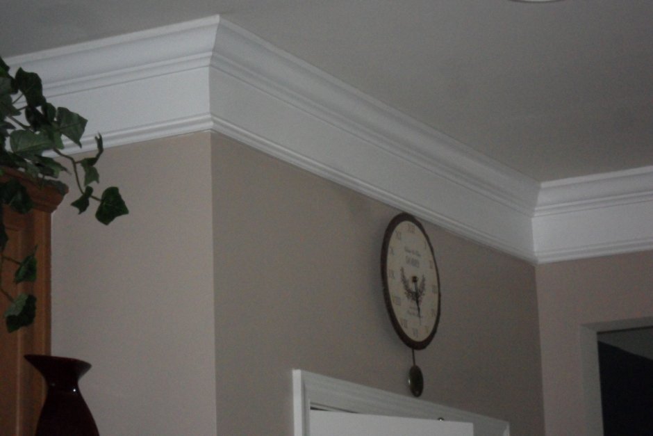 Широкий потолочный молдинг в интерьере