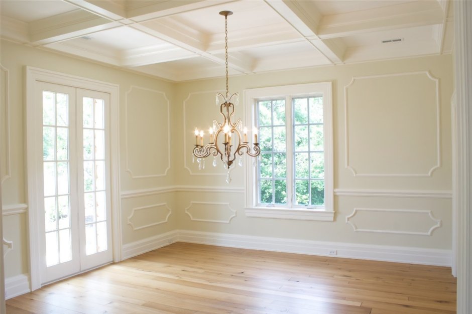 Комната с молдингами