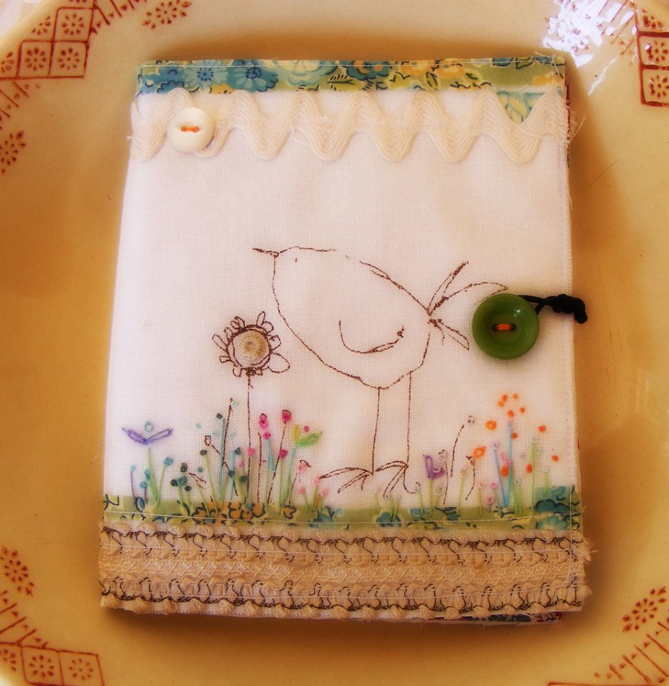 Забавная куколка игольница