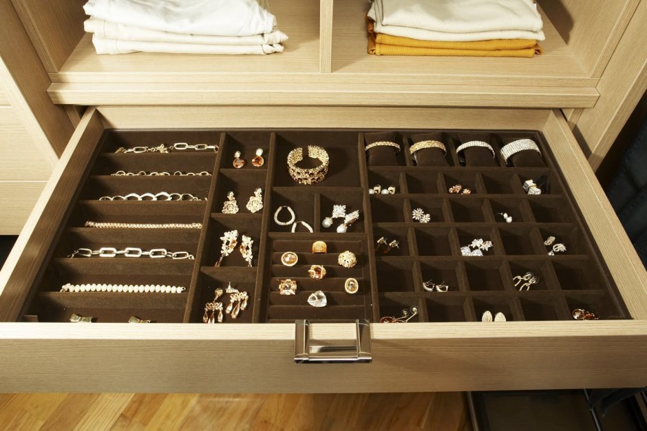 Ящик для бижутерии в гардеробной
