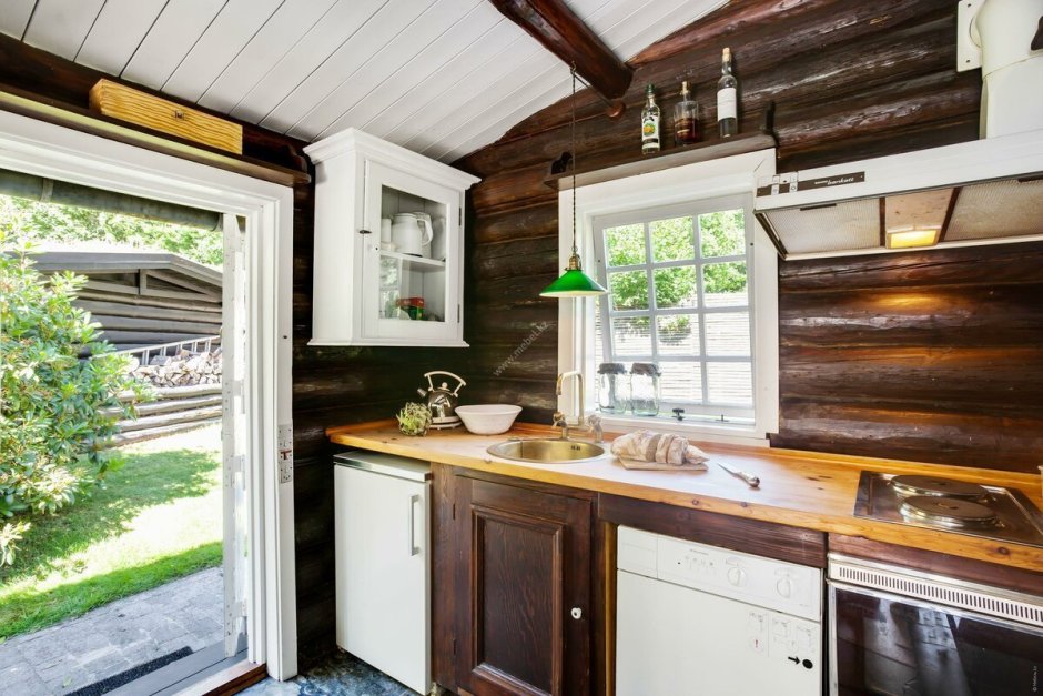 Кухонный гарнитур в деревенском стиле с окном