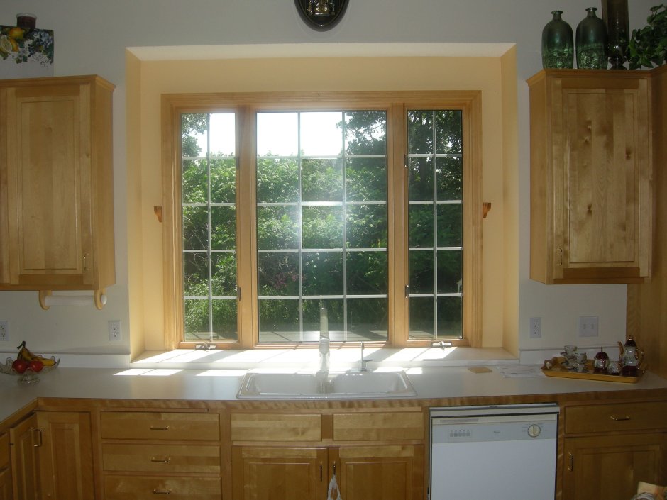 Интерьер кухни с большим окном