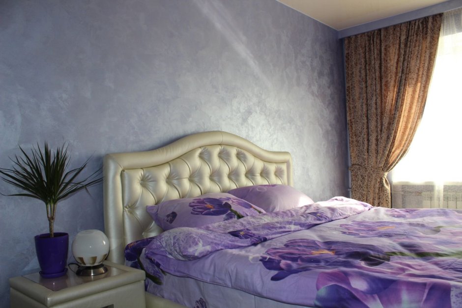 Венецианская штукатурка фиолетовая в спальне