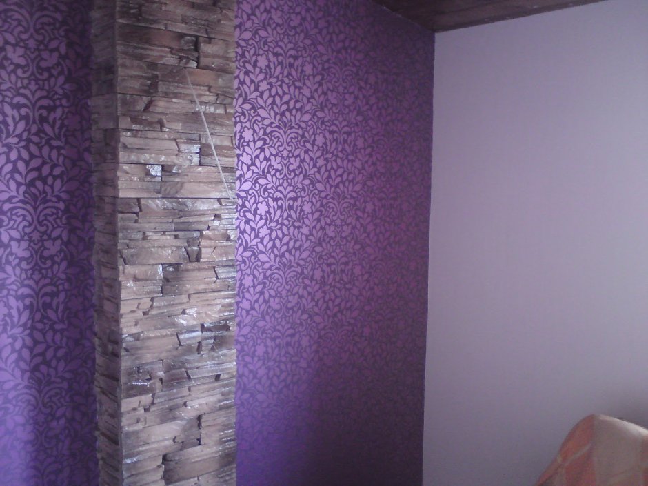 Фиолетовые стены штукатуркой