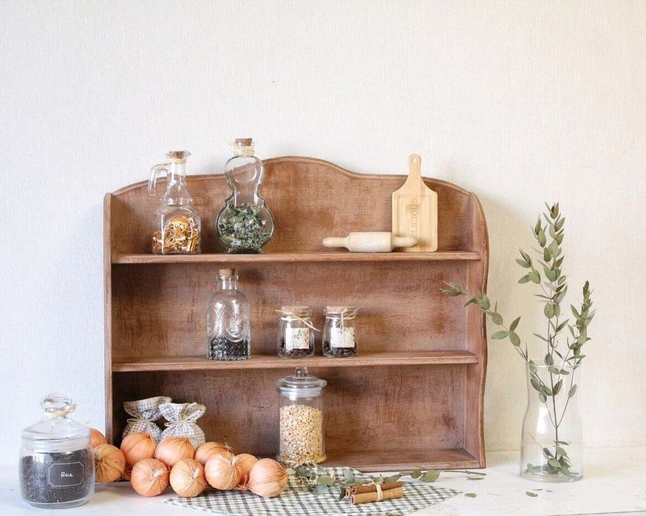 Деревянные полки на кухню