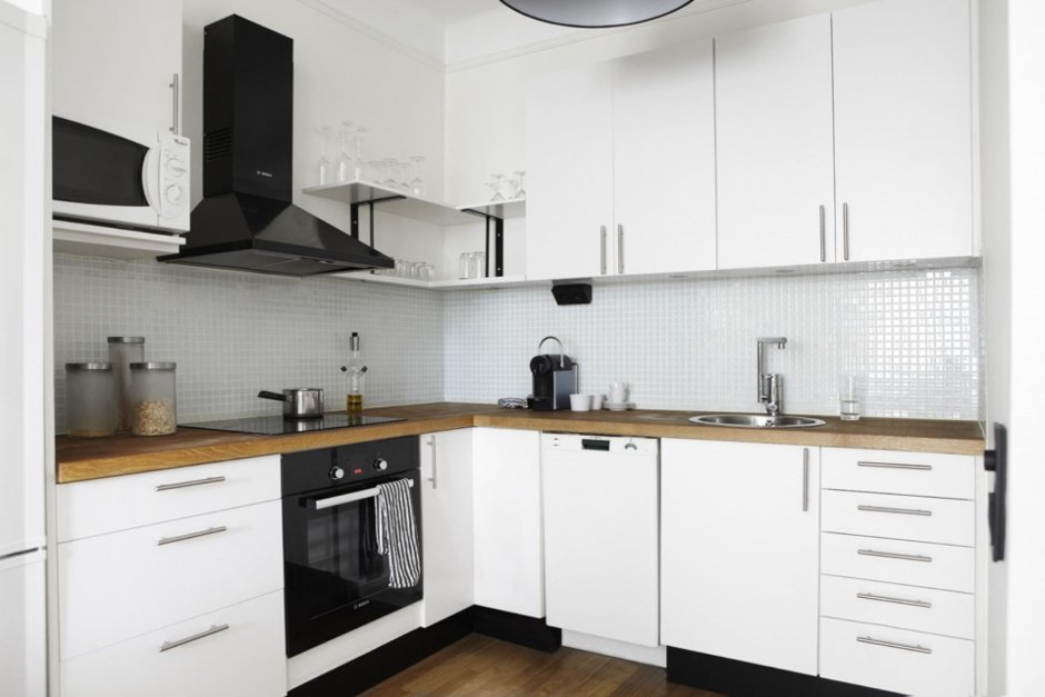Белая кухня с черной вытяжкой Скандинавский стиль