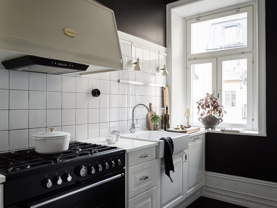 Черная газовая плита в интерьере кухни