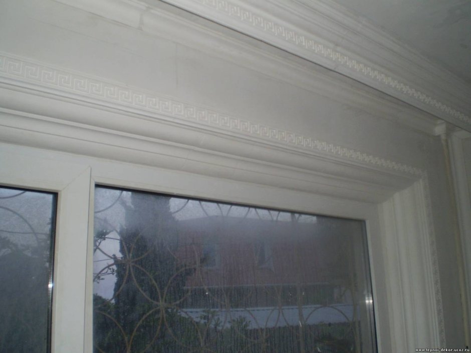 Отделка окна плинтусом