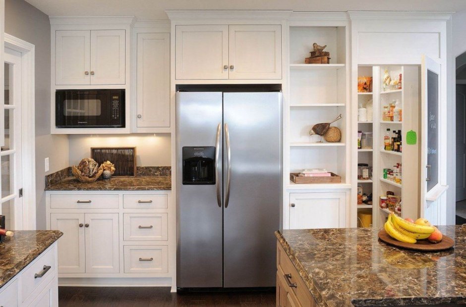 Кухня с холодильником цвета графит