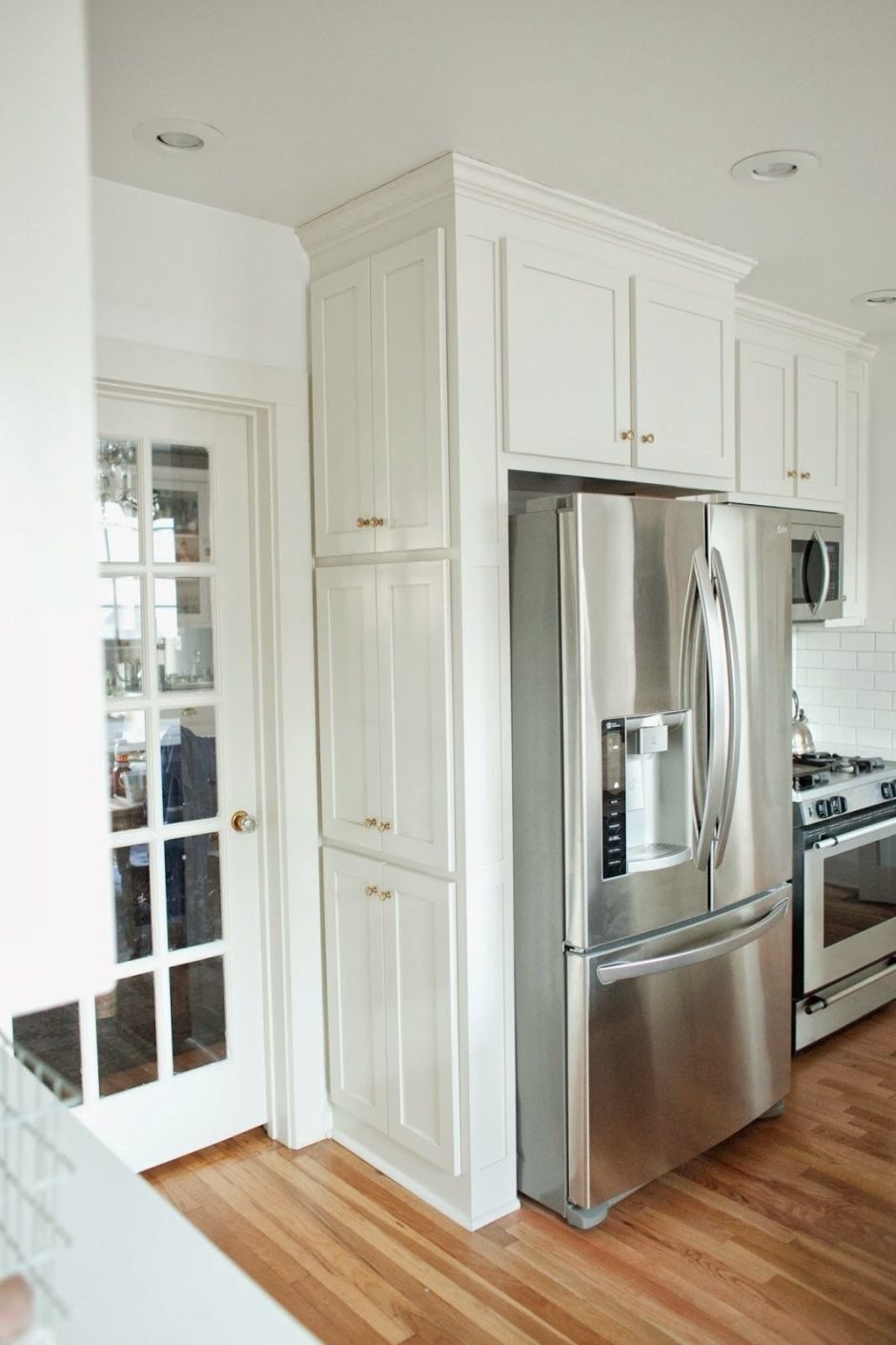 Кухня с двухдверным холодильником
