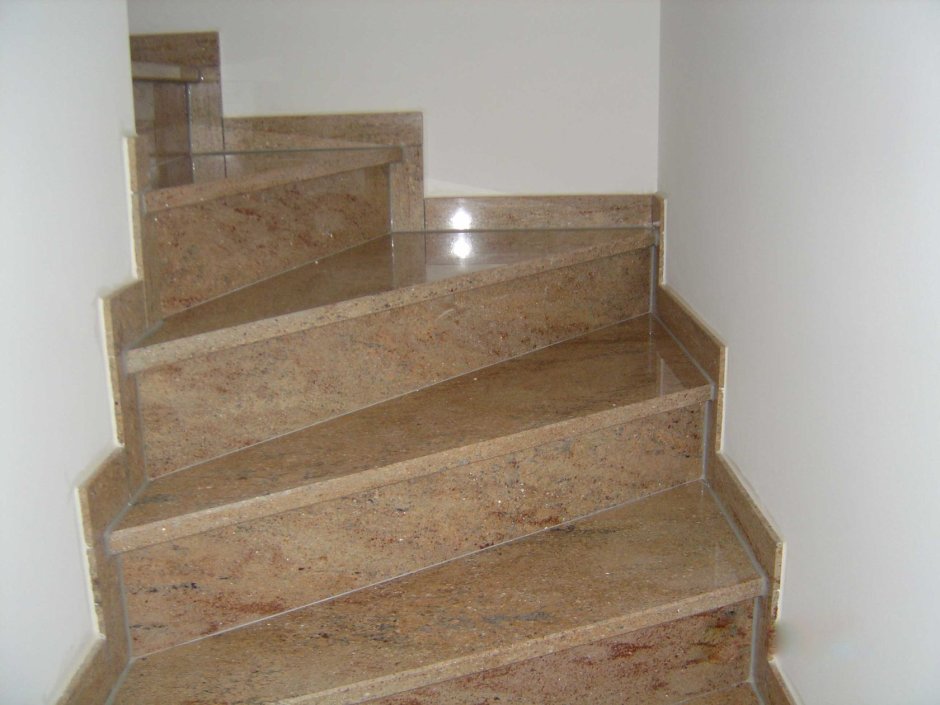 Калошницы на лестницах