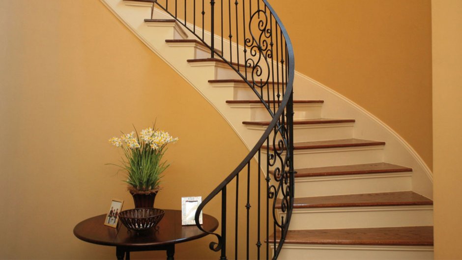 Обувница под лестницей