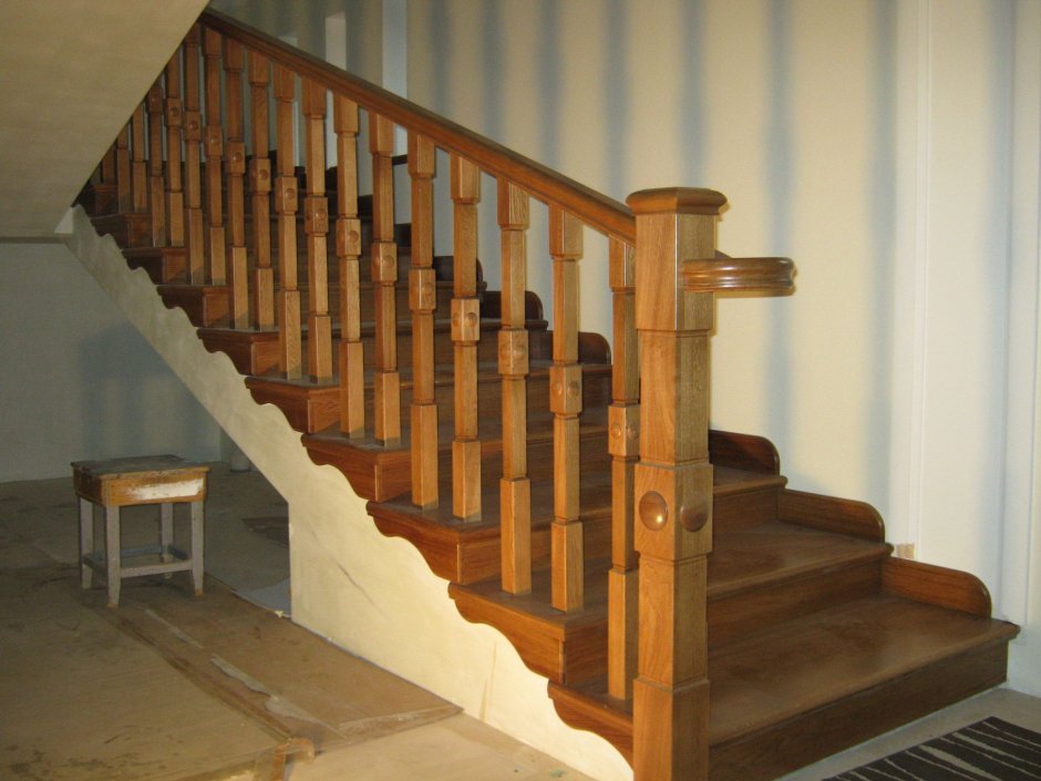 Лестница деревянная лакированная