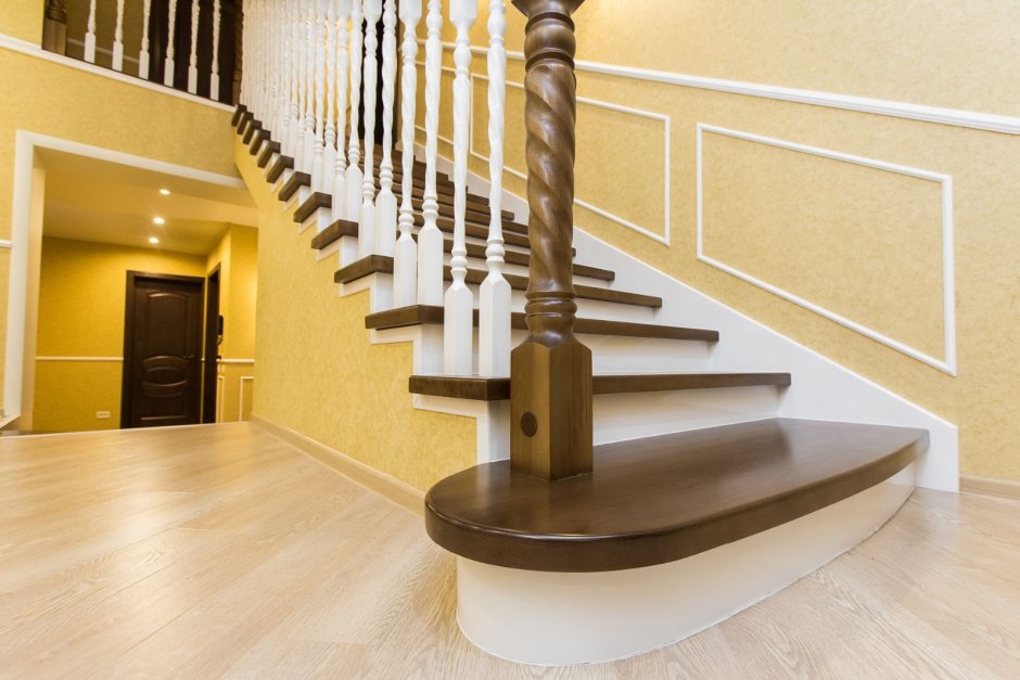 Интерьер лестницы в доме