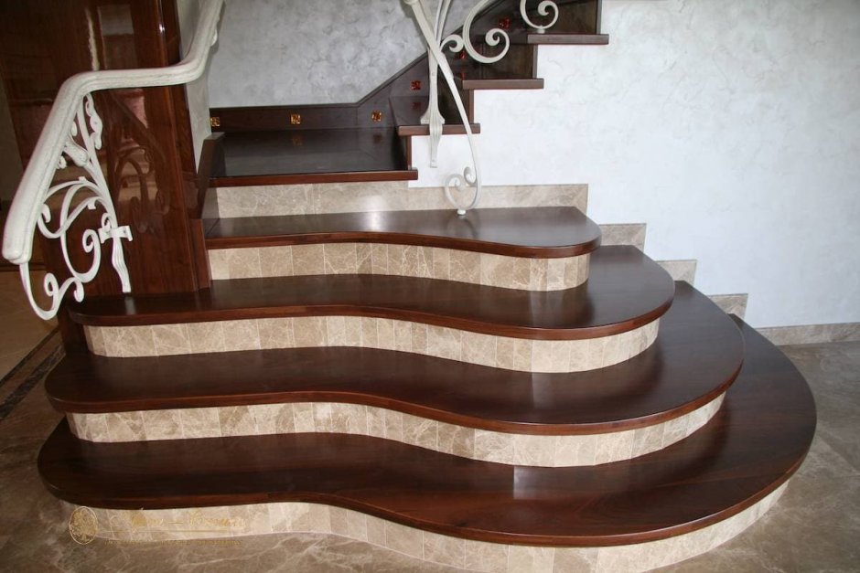 Молдинги на лестничном марше