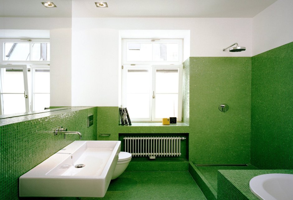 Ванная комната с зеленым полом