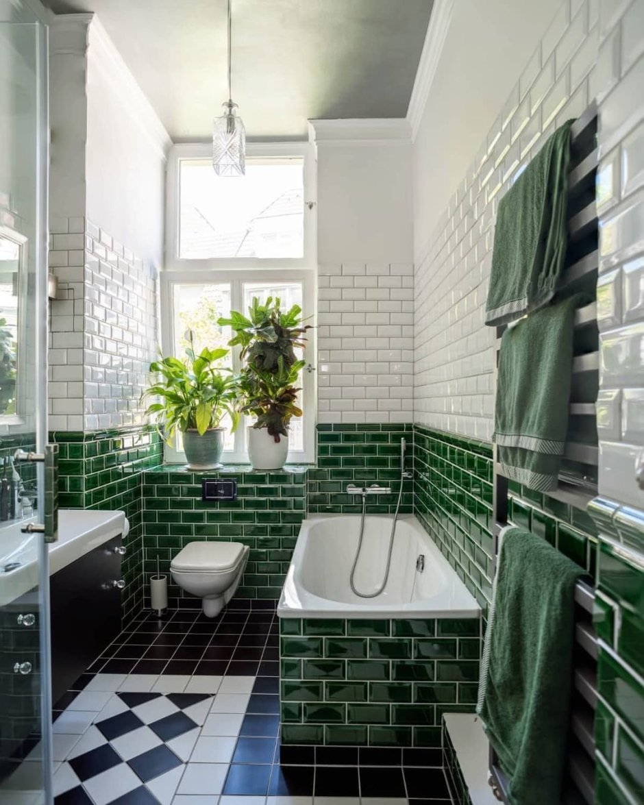 Черно-белая зеленая ванная комната
