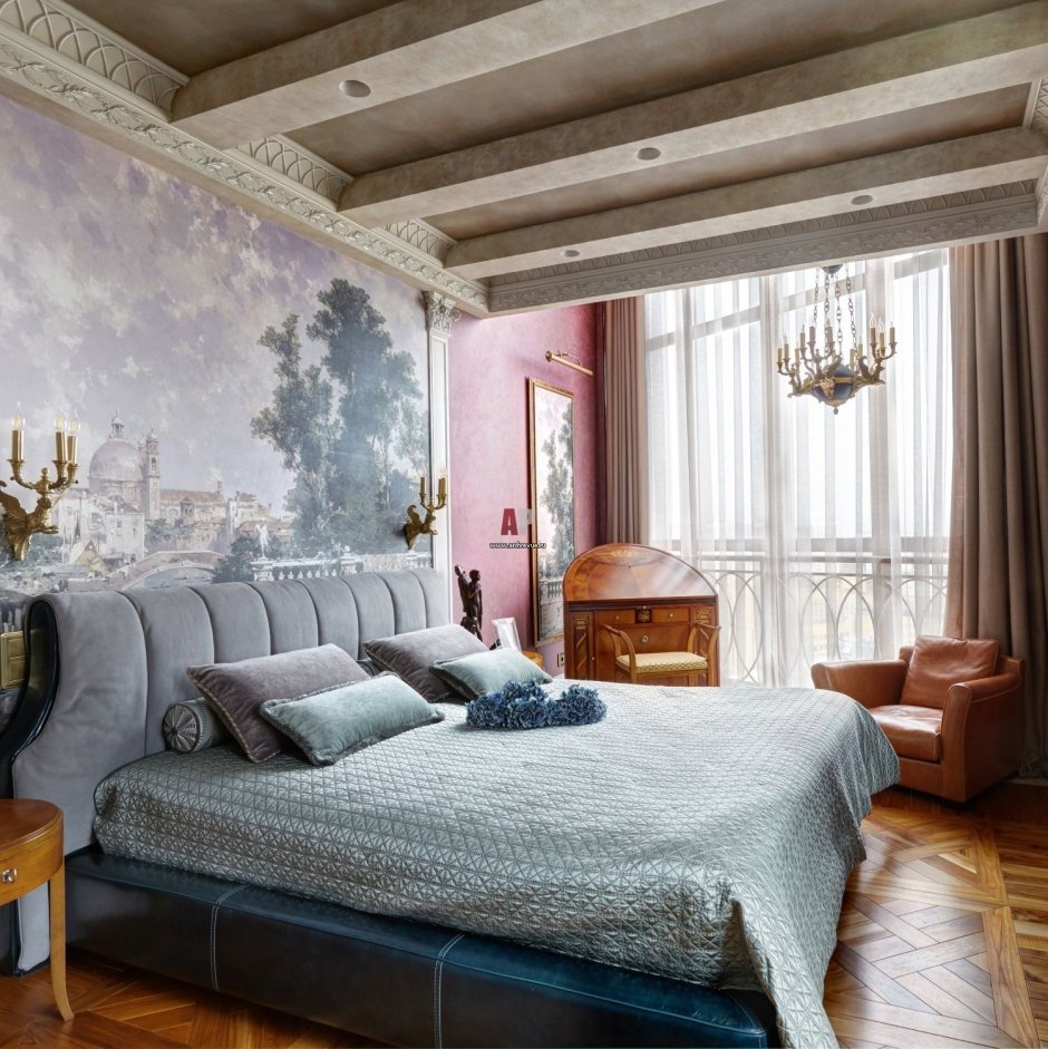 Интерьер спальни с фреской над кроватью классический интерьер