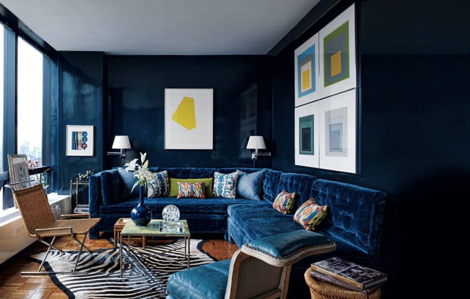 Синий диван в интерьере