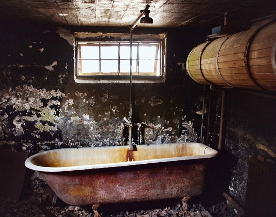 Старая ржавая ванная комната