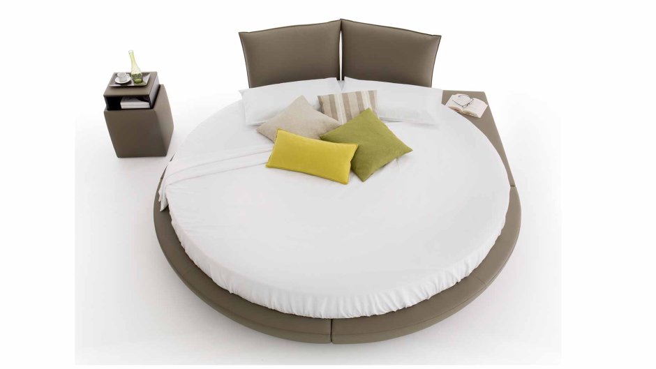 Круглая кровать на фоне стены