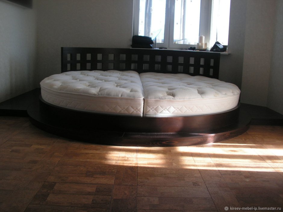 Красивая красная кровать