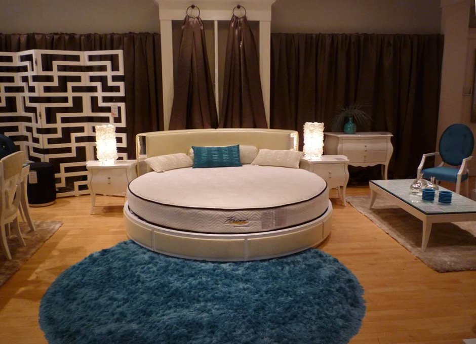 Круглая кровать с прямоугольным матрасом