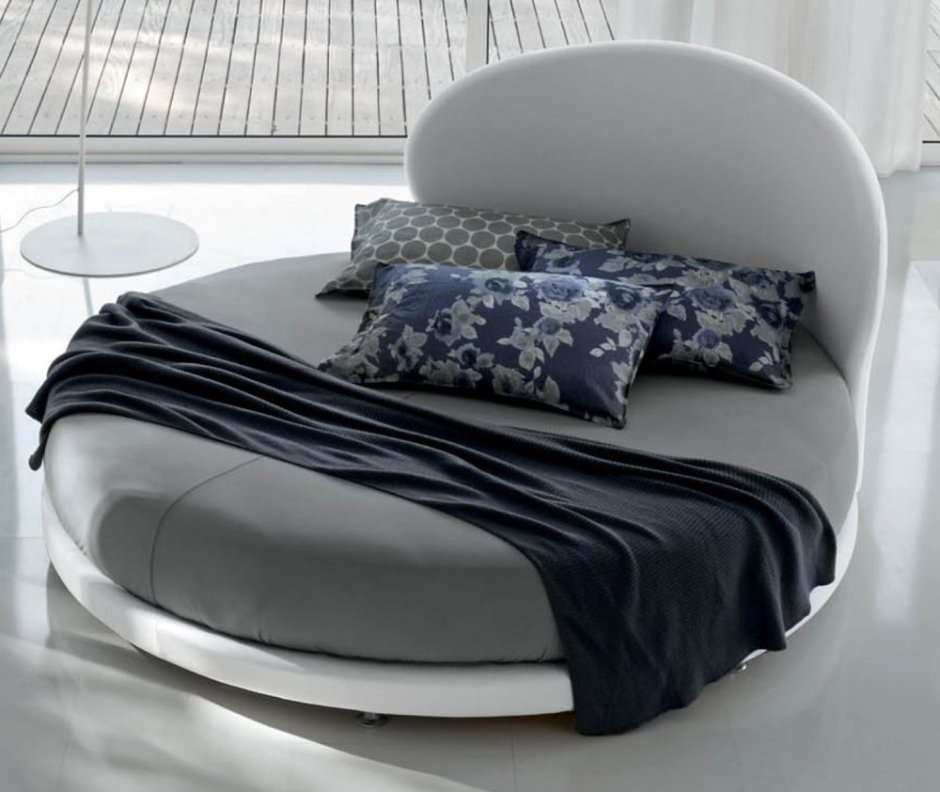 Круглая кровать с видом на море