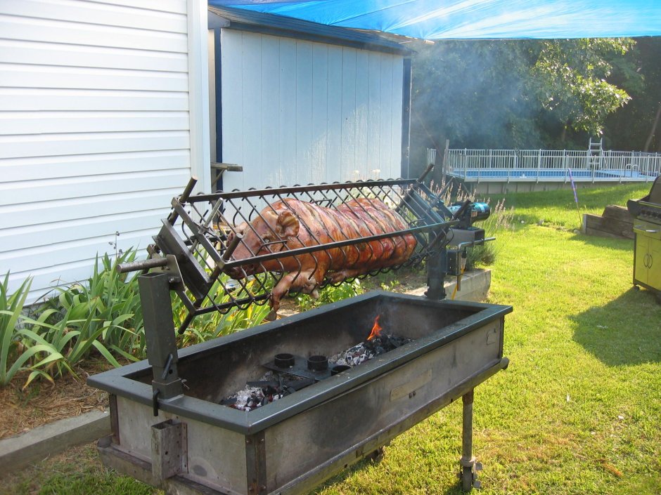 Жарят шашлык на балконе