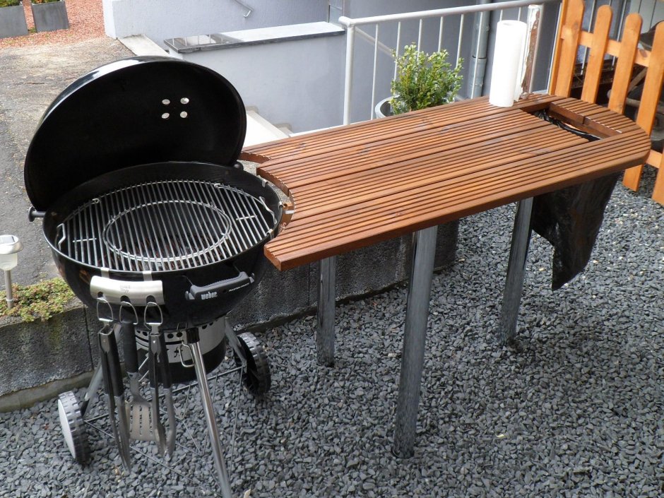 Жарят шашлык на балконе