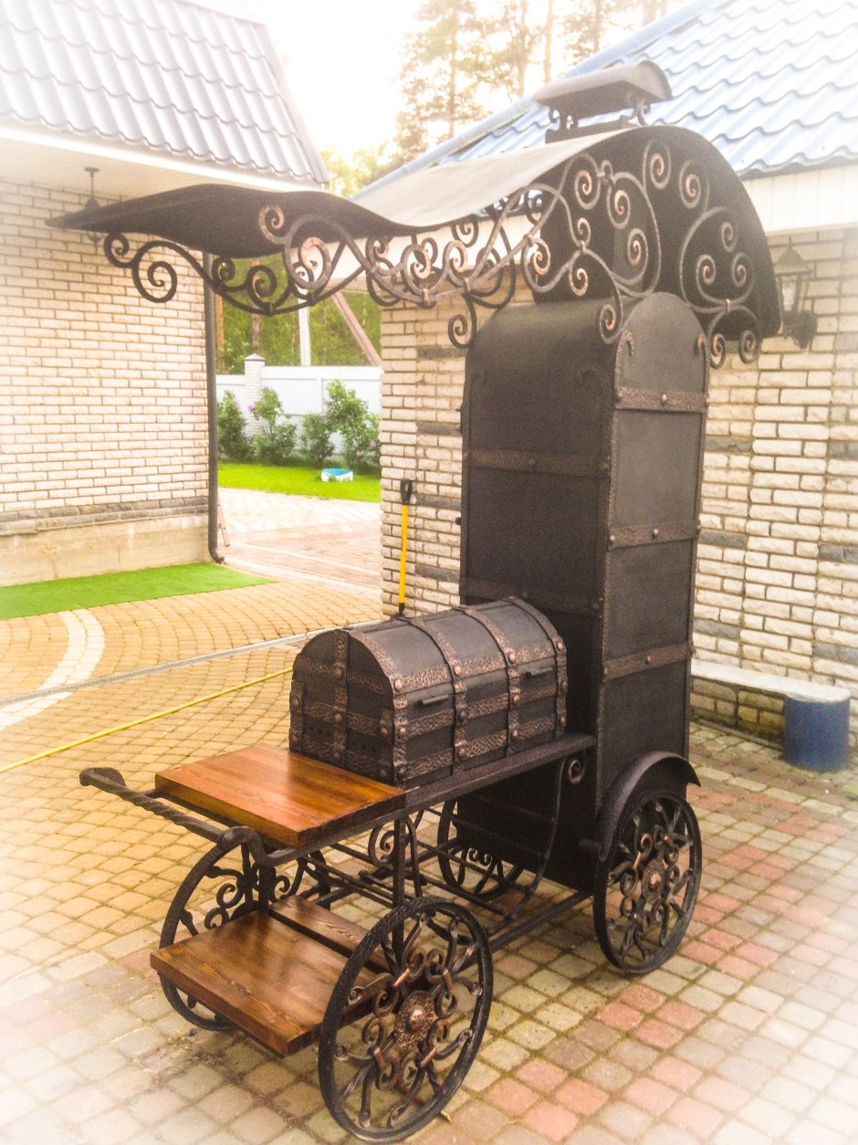 Жарят шашлык на балконе