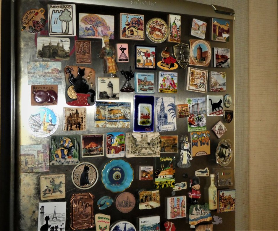 Как красиво выложить на витрину магнитики фото в музее