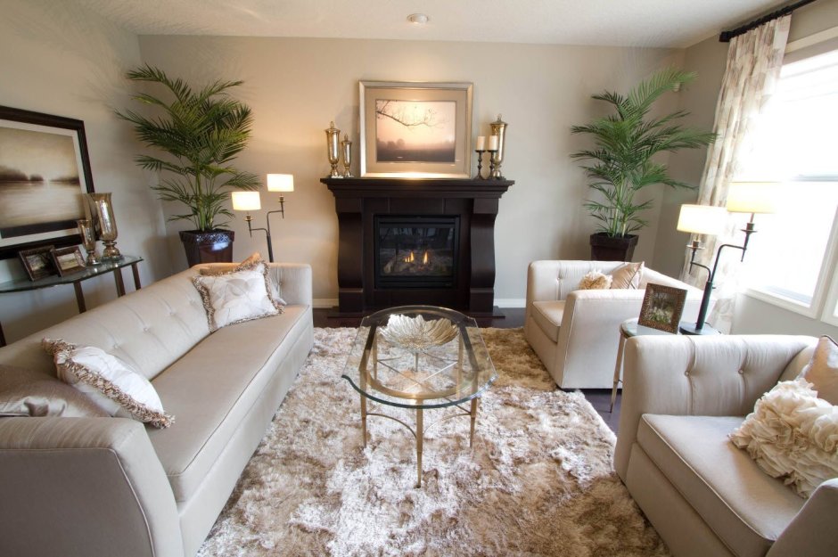 Гостиная с двумя диванами и камином