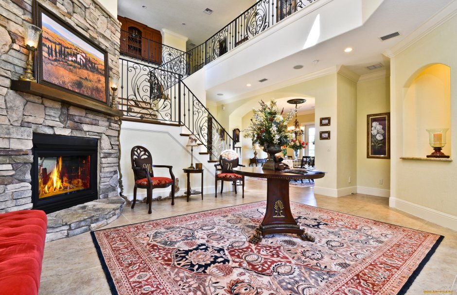 Гостиная с камином и ковром