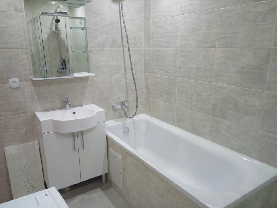 Белая ванная комната с яркими акцентами