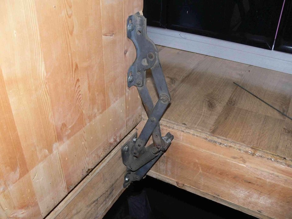 Фиксатор люка